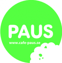 Logo för Café Paus. En ljusgrön cirkelm med texten Paus.